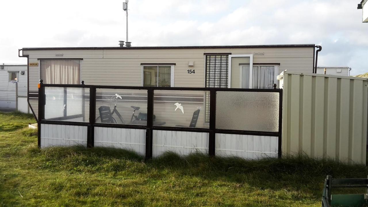 Ameland-Nes-Duinoord: Stacaravan Nes  Exterior photo